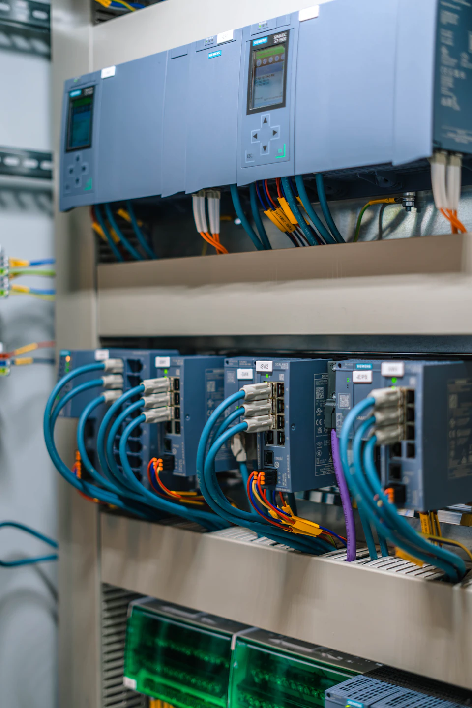 Quadro di automazione: CPU, switch di rete con cavi in canalina e moduli di ingresso e uscita